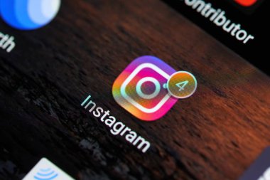 Budapeşte, Macaristan - 10 Şubat 2022: Instagram okunmamış bildirimler ve akıllı telefonlardan hoşlanmalar. Cep telefonu ekranında uygulama simgesi