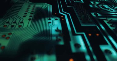 Elektronik bilgisayar devreleri, yeşil ışıkta parlayan basılı devre kartı, teknoloji arka planı.