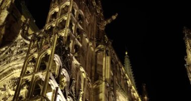 Prag St. Vitus Katedrali Gotik kilise binası. Gece manzarası detaylı. Dış görünüşü dekoratif detaylarla aydınlanmış karanlık, uzun kuleler.