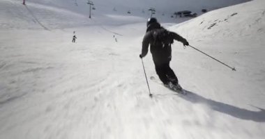 Alplerde kayak yapmak, kayakçı hızla iniyor, dinamik çekim noktası.