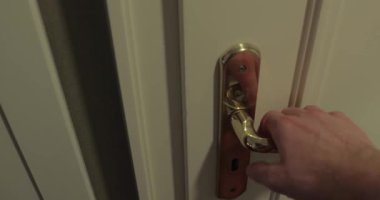 Tuvaletin kapısını açmak, tuvaletin kapısına gitmek, bakış açısına göre değişir.