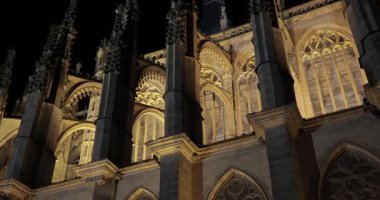 Gotik katedral harici Aziz Barbara Kilisesi Kutna Hora, Çek Cumhuriyeti 'nde gece kamera hareketiyle