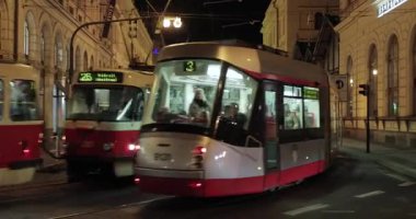 Prag, Çek Cumhuriyeti - 18 Ekim 2023: Tramvaylar bir istasyondan istasyona varıyor ve Çek Cumhuriyeti 'nin Prag şehir merkezine gece yolcularla birlikte yola çıkıyorlar. Eski ve modern bir tane.
