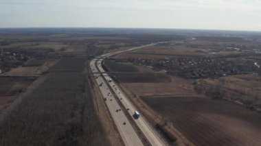 Macaristan, Budapeşte 'de hava aracı görüntülerinden geçen kamyon ve araçlarla otoyol, M0 otoyol halkası