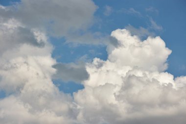 Parlak mavi gökyüzünde küçük beyaz bulutlar