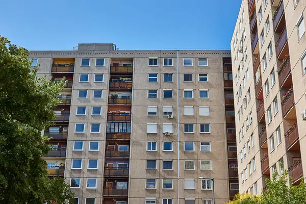 Şehirde birçok apartman bloğu olan yerleşim yerleri, Sovyet tarzı inşaat metodu.