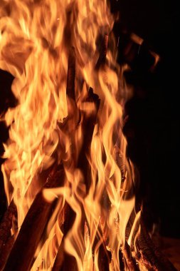 Gece yanan kamp ateşi, yoğun şenlik ateşi.