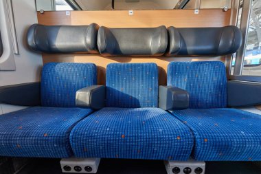 İçinde kabin kompartımanları ve boş koltukları olan bir yolcu vagonunun içi.