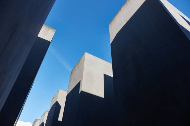Berlin 'deki soykırım anıtı, beton levhalar arasında.