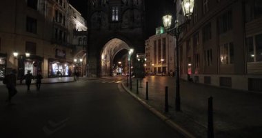 Prag, Çek Cumhuriyeti - 18 Ekim 2023: Prag 'ın tarihi şehir merkezinde karanlıkta gece yürüyüşü, Prasna Brana Pudra Kulesi, Eski Şehir' i Yeni Şehir 'den ayıran Gotik şehir kapısı