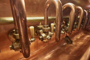 Bira tankları, borular ve musluklar geleneksel olarak bakır ve pirinçten yapılır, bira üretimi