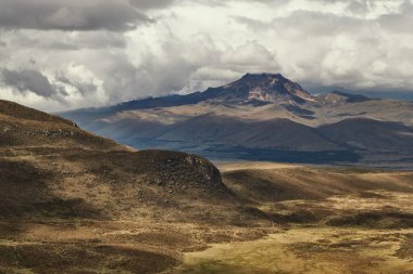 And Dağları 'ndaki Cotopaxi Ulusal Parkı' nda yürüyüş, Ekvador, destansı yüksek dağ manzarası
