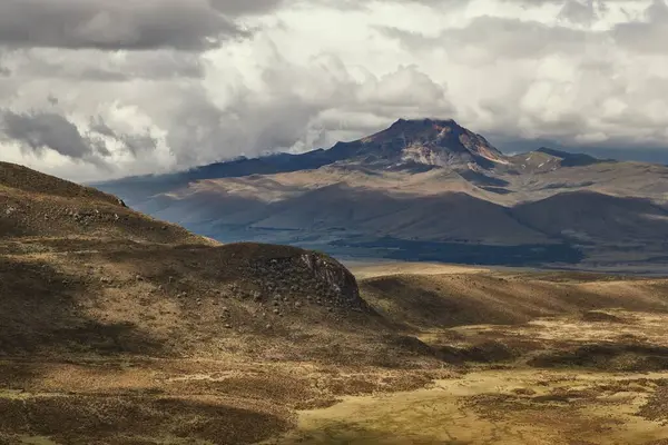 And Dağları 'ndaki Cotopaxi Ulusal Parkı' nda yürüyüş, Ekvador, destansı yüksek dağ manzarası