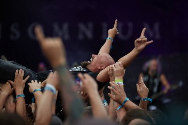 Jaromer, Çek Cumhuriyeti - 13 Ağustos 2022: Ünlü Brutal Assault festivalindeki kalabalık, insan kitle sörfü