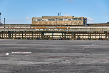 Berlin, Almanya - 23 Ekim 2021: Berlin Tempelhof havaalanı şu anda kapatıldı. 1923 'ten 2008' e kadar Berlin Durind 'in ana havaalanıydı.