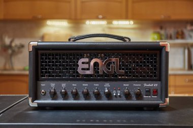 Budapeşte, Macaristan - 28 Ocak 2025: Engl Fireball 25 gitar amplifikatörü, klasik Alman gitar amfisi.