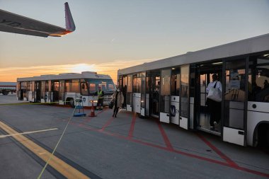 Budapeşte, Macaristan - 25 Ekim 2021: Wizzair uçağıyla havaalanına gelen yolcular Liszt Ferenc Uluslararası Havalimanı 'ndaki terminale indiler.