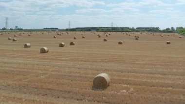 Saman yığınlarıyla kuru kırsal alan, havadan uçan insansız hava aracı.