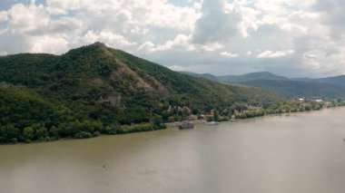 Macaristan 'da Tuna nehrinin kıvrımında insansız hava aracı manzarası, tepedeki Višegrad kalesi.