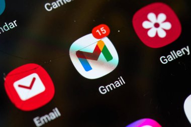 Budapeşte, Macaristan - 5 Haziran 2025: Gmail platformunda okunmamış e- posta mesajları, uygulama simgesi kapatma