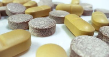 Beyaz arka planda ilaç ya da ilaç hapları, kamera hareketini kapat