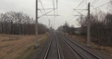 Tren yolculuğu bakış açısı. Yeni araçlar taşıyan bir yük treninin yük vagonlarının yanından geçiyoruz.