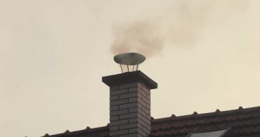 Kırsal çatı bacası, yanan odun ve kömürden çıkan yoğun duman. Kötü ısıtma uygulamalarından kaynaklanan hava kirliliği Doğu Avrupa kırsallarında yaygındır.