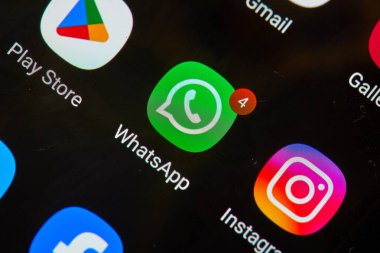 Budapeşte, Macaristan - 5 Haziran 2025: Whatsapp Messenger 'daki okunmamış mesajlar, okunmamış konuşmalar, uygulama simgesi