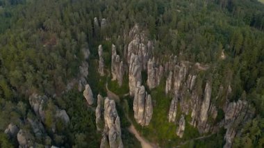 Çek Cumhuriyeti 'ndeki Prahov Kayaları, görkemli uçurum kulelerinin hava aracı görüntüsü, 4k 60p 60 fps görüntü