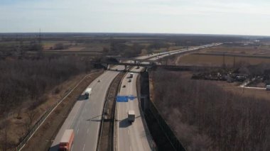 Macaristan, Budapeşte 'de hava aracı görüntülerinden geçen kamyon ve araçlarla otoyol, M0 otoyol halkası