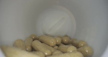 Şişedeki ilaç ya da ilaç hapları, makro lens içeriden çekiliyor.