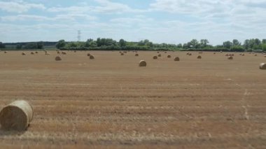 Saman yığınlarıyla kuru kırsal alan, havadan uçan insansız hava aracı.