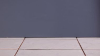 Mutfak zeminine bir bardak kola döküldü, 240 FPS görüntüsünden yavaş çekim, etrafa su sıçrayan meşrubat.