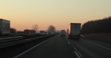 M5 otoyolu, Macaristan - 21 Şubat 2025: Gündoğumundan önce erken saatlerde alacakaranlık ışıklarına doğru sürüş