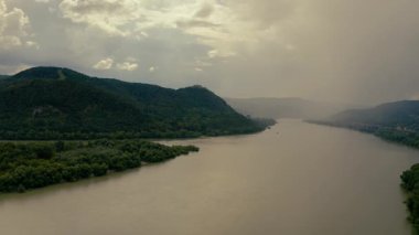 Macaristan 'da Tuna nehrinin kıvrımında insansız hava aracı manzarası