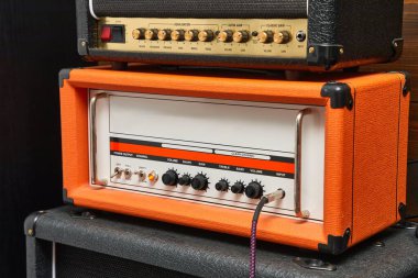 Bir stüdyo ortamında gitar yükselticileri