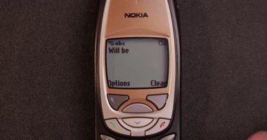Budapeşte, Macaristan - 10 Ocak 2022: Klasik Nokia 6310i cep telefonu bu gece eve geç gelmekle ilgili SMS mesajı yazıyor