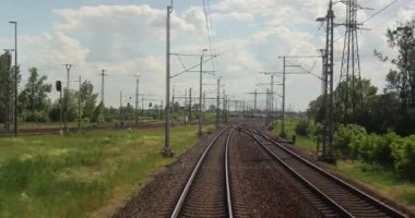 Tren yolculuğu bakış açısı son vagonun arkasından, demiryolu gezisi, rayda viraj.