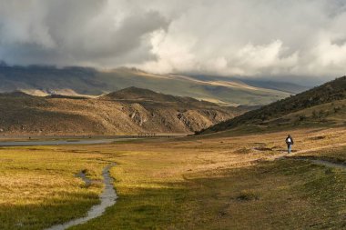 And Dağları 'ndaki Cotopaxi Ulusal Parkı' nda yürüyüş, Limpiopungo Gölü 'ndeki destansı yüksek dağ manzarası.