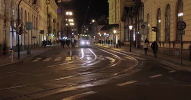Prag, Çek Cumhuriyeti - 18 Ekim 2023: Tramvaylar bir istasyondan istasyona varıyor ve Çek Cumhuriyeti 'nin Prag şehir merkezine gece yolcularla birlikte yola çıkıyorlar. Eski tarz bir tramvay.
