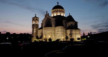 İsa 'nın Dirilişi Katedrali, Podgorica, Karadağ, kamera hareketiyle gece yürüyüşü