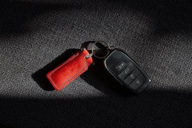 Arabanın anahtarları gölgede, modern anahtarsız giriş koltuğunda RF anahtarlığı var.