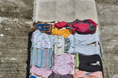 Medellin, Kolombiya 'nın fakir yerleşim bölgesinde beton dairede kurutulan giysiler güneşte yatıyordu.