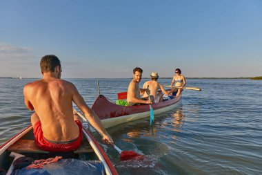 Nehirde kano yapmak gençlerin suda eğlenmesi Tisza-to 'da yaz tatili.