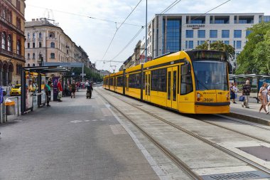Budapeşte, Macaristan - 12 Ağustos 2019: Blaha Lujza istasyonunda 4. ve 6. hatta tren bekleyen insanlar. Budapeşte toplu taşıma ağında önemli bir tramvay hattı.