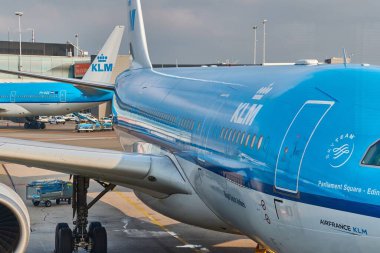 Amsterdam, Hollanda - 14 Nisan 2019: KLM Airbus A330-200 uçağı Amsterdam Schiphol Uluslararası Havalimanı 'nın kapısında. Schipol, KLM 'in merkezi Avrupa' nın en yoğun havaalanlarından biridir. Geniş gövdeli uçak