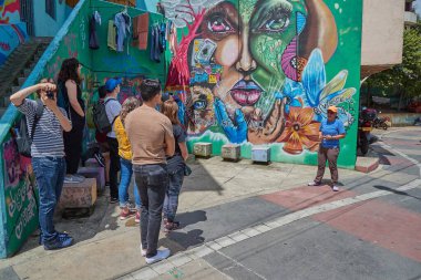 Medellin, Kolombiya - 15 Nisan 2019: Medellin, Kolombiya 'da 13. Bölge, önceki uyuşturucu kartelleri ve çatışma bölgesi olarak bilinir. Graffiti sanat duvarları arasında rehberli grup turu