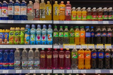 Ceska Trebova, Çek Cumhuriyeti - 31 Mayıs 2025: Bir mini market marketinin raflarında farklı tatlara sahip meşrubat sıraları