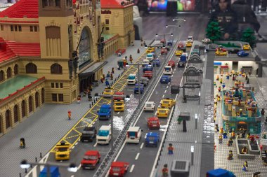 Prag, Çek Cumhuriyeti - 7 Şubat 2025: Prag ana tren istasyonunun Lego modeli ana istasyon binasında sergileniyor