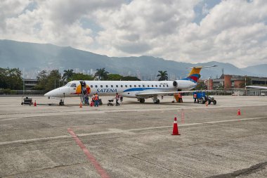 Medellin, Kolombiya - 16 Nisan 2019: Satena Kolombiya 'nın küçük bölgesel jet uçağı. Embraer ERJ 50 yolcu için 145 uçak.